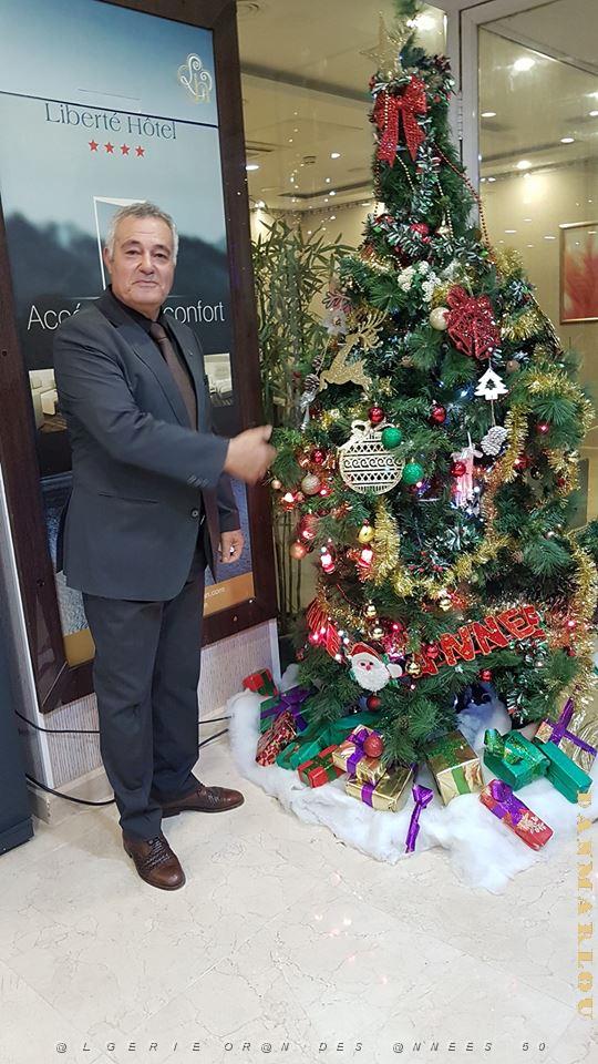 ORAN UN ARBRE DE NOEL D UN HALL D HOTEL.jpg